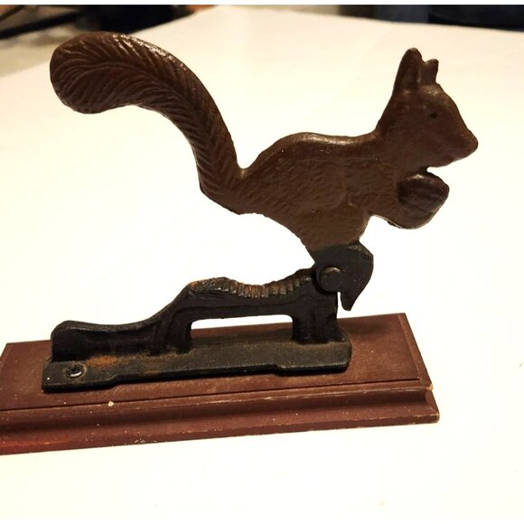 Vintage Cast Iron Squirrel Nutcracker On Wooden Base - Picture 3 of 6